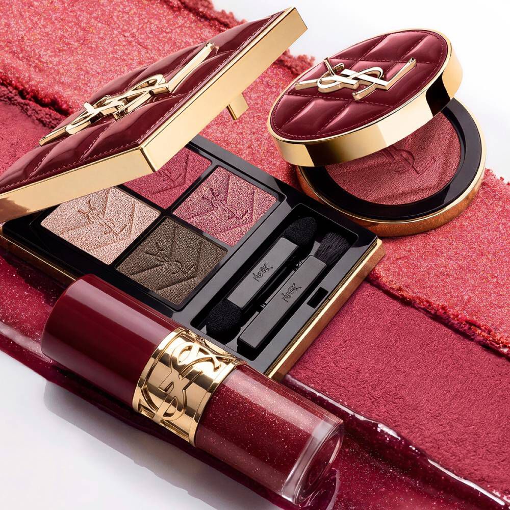 Duo maquillage YSL Holiday sur des touches de texture bordeaux, avec palette et gloss