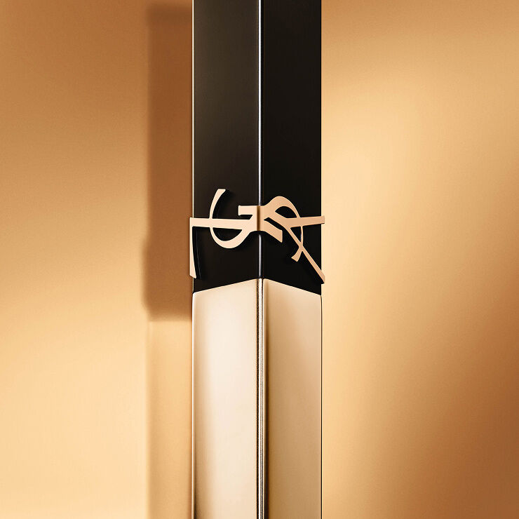 Raisin carré en teinte terracotta dans un étui noir mat.