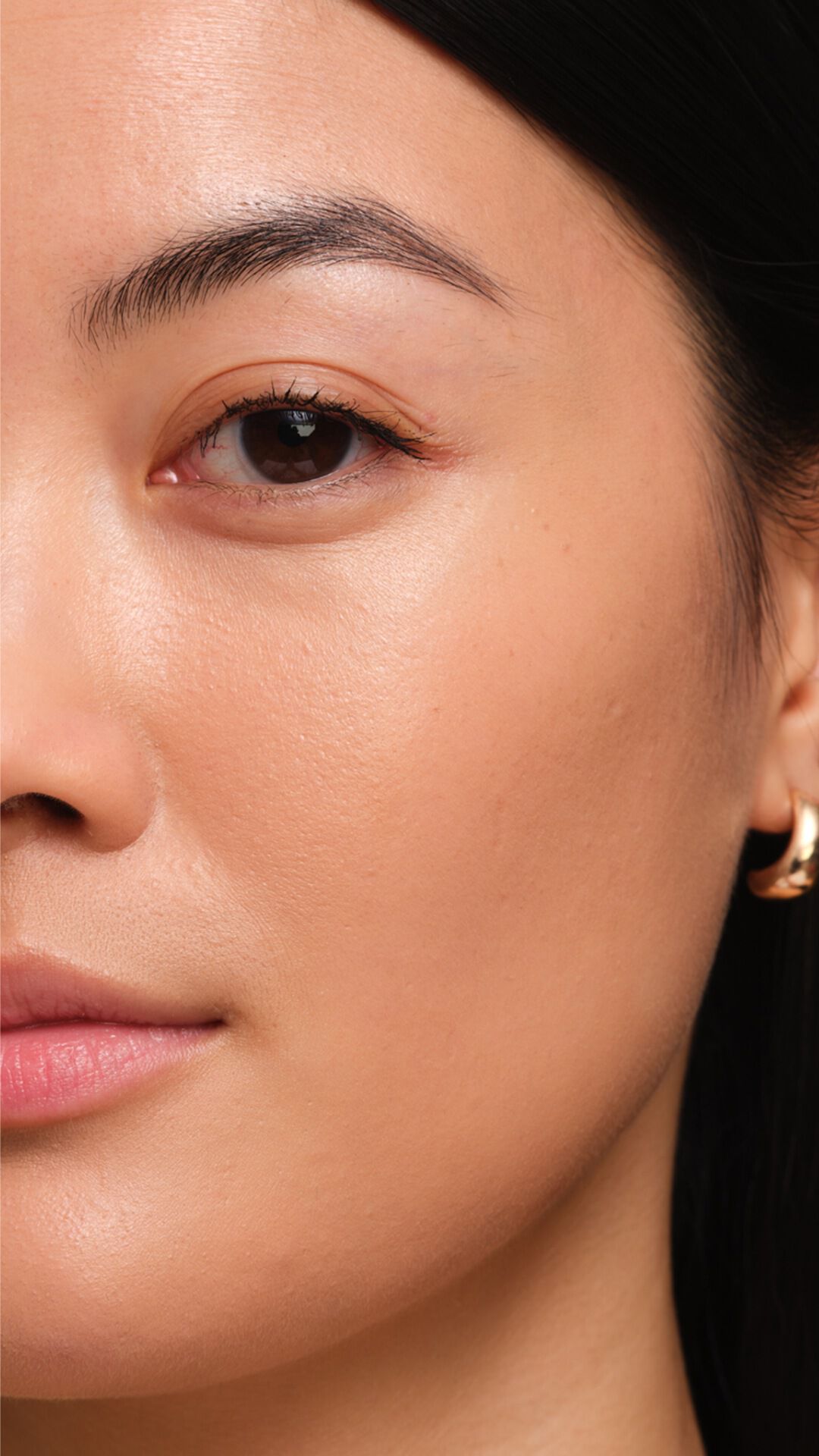 Teint clair unifié avec YSL SKIN AFFAIR FOUNDATION. Gros plan sur la finition lumineuse et la texture respirante.